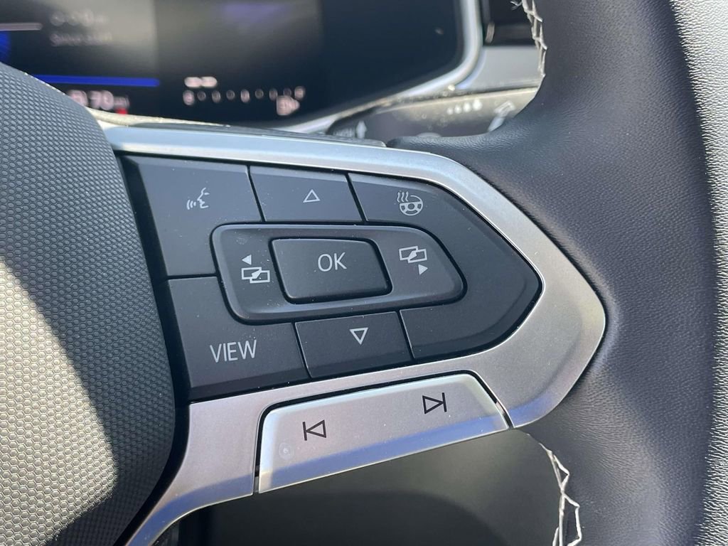 Used 2025 Volkswagen Taos SE FWD image 23