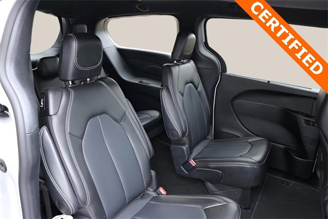 Used 2025 Chrysler Pacifica Select image 17
