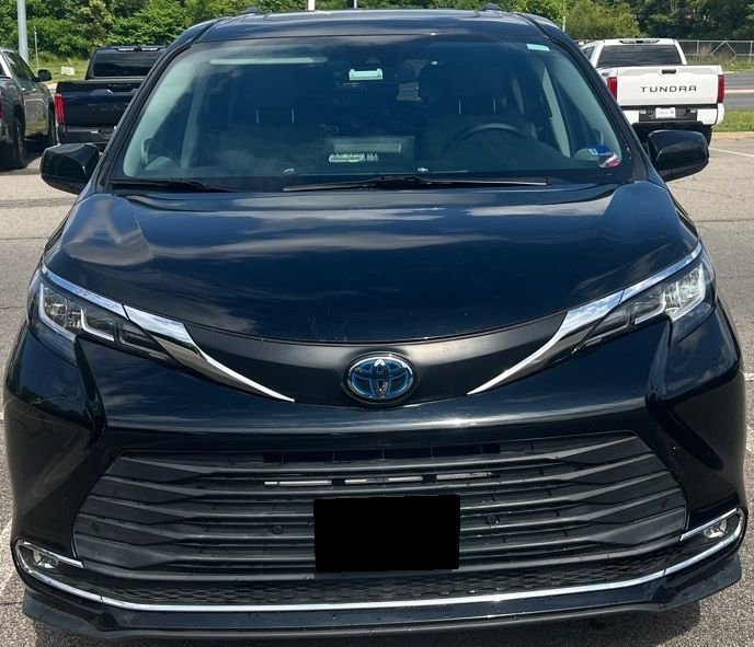 Used 2021 Toyota Sienna XLE w/ XLE Plus Package FWD image 2