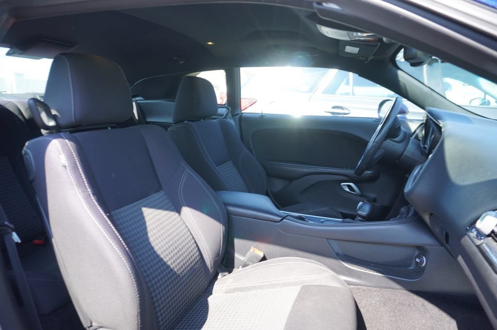 Used 2015 Dodge Challenger SXT RWD image 10