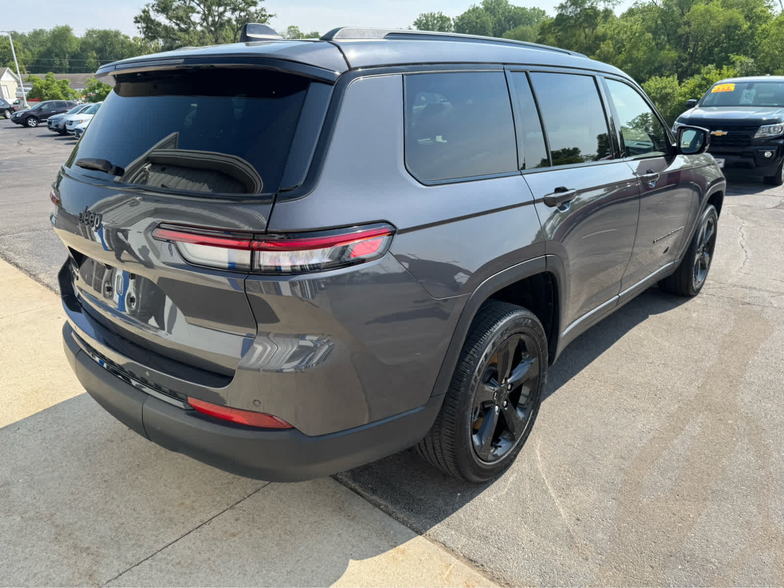 Used 2022 Jeep Grand Cherokee L Laredo AWD/4WD image 3