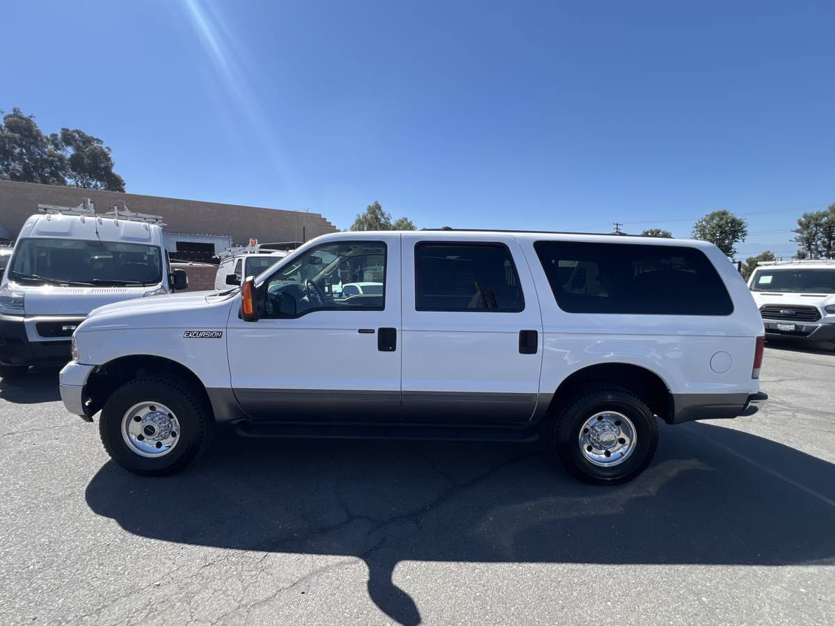 Used 2005 Ford Excursion XLT AWD/4WD image 3