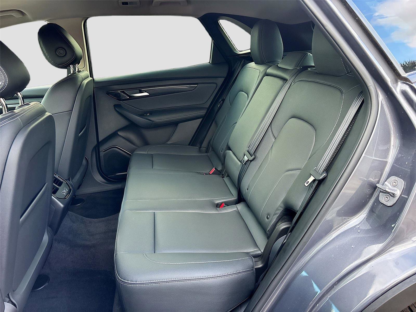 New 2025 VinFast VF 8 Eco image 24