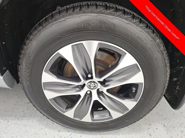 Used 2020 Toyota Highlander XLE image 11