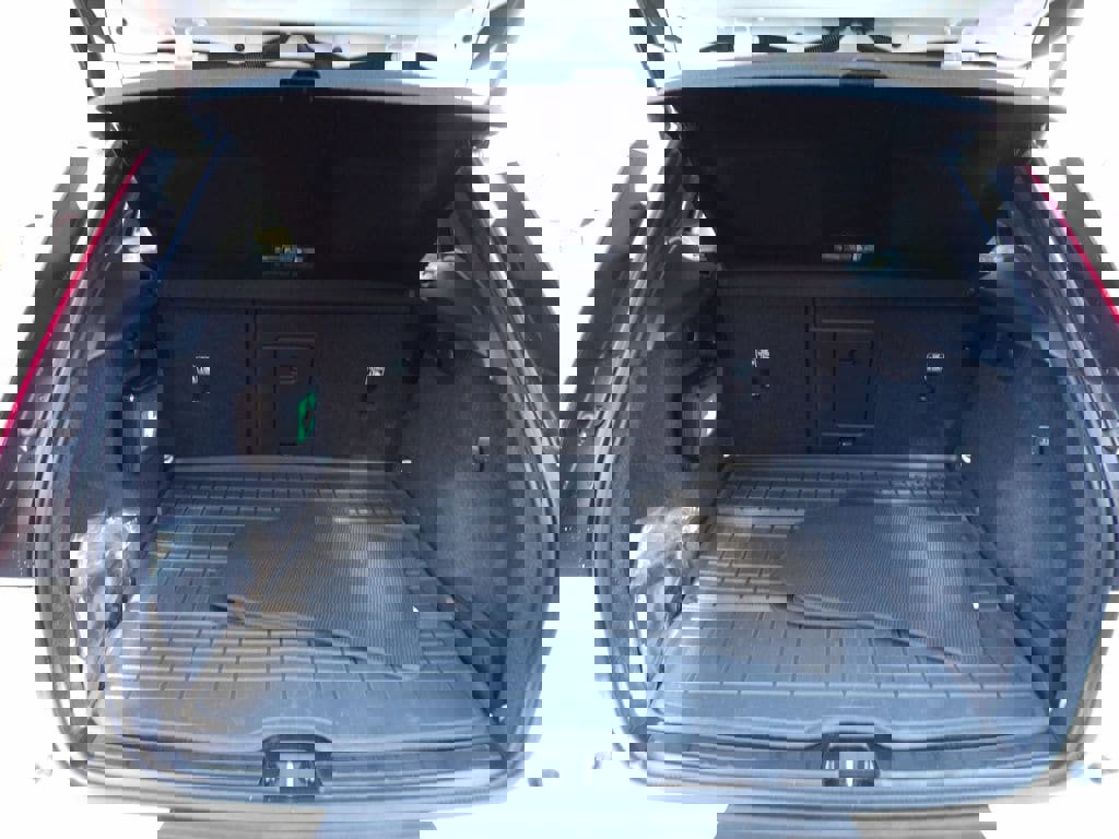 Certified 2024 Volvo XC40 B5 Plus w/ Protection Package Premier image 28