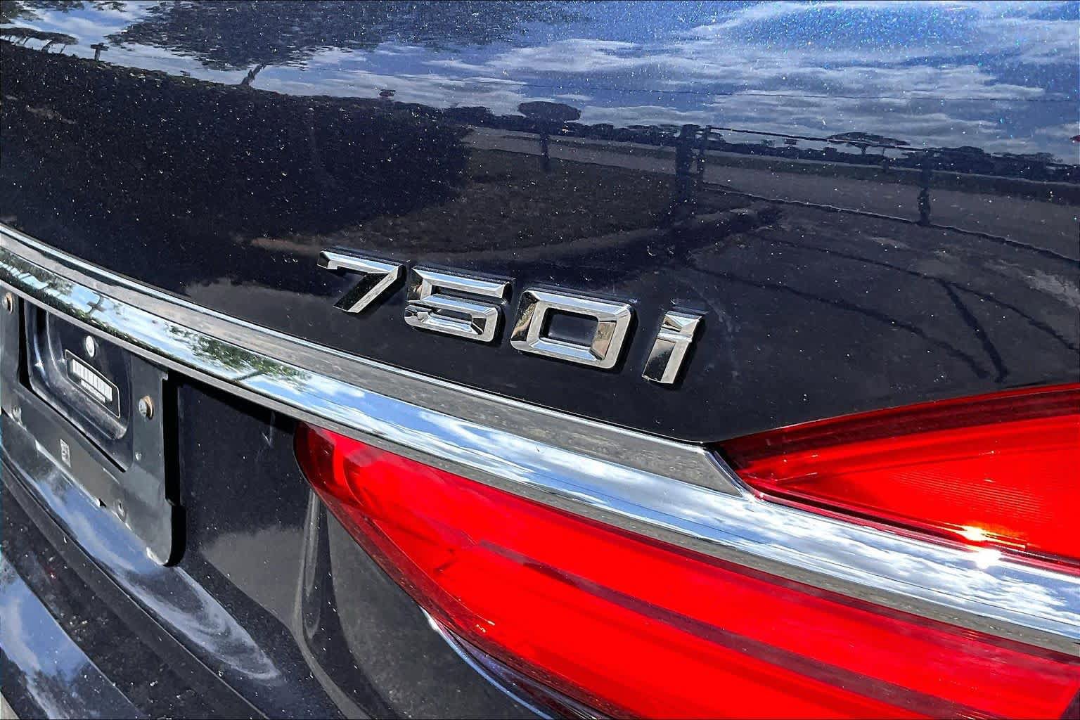 Used 2019 BMW 750i image 10