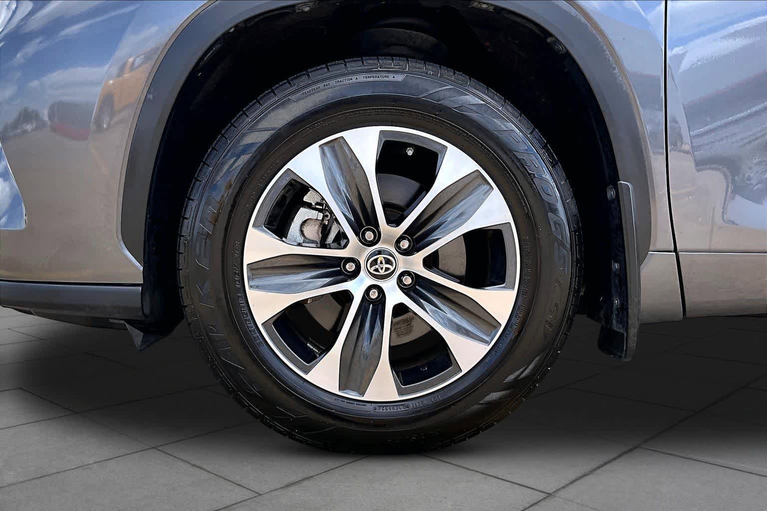 Used 2021 Toyota Highlander XLE FWD image 11