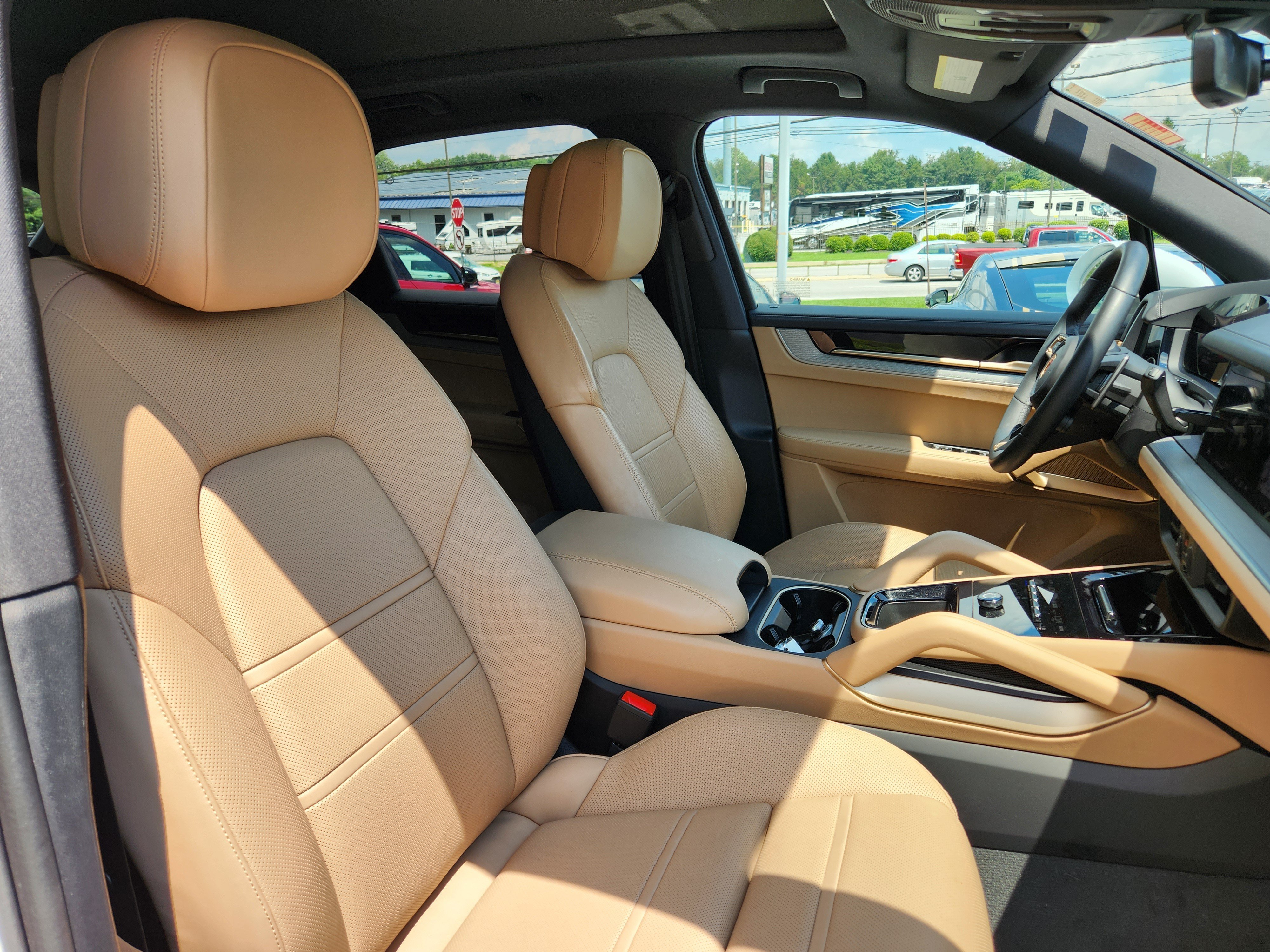 Used 2025 Porsche Cayenne AWD/4WD image 16