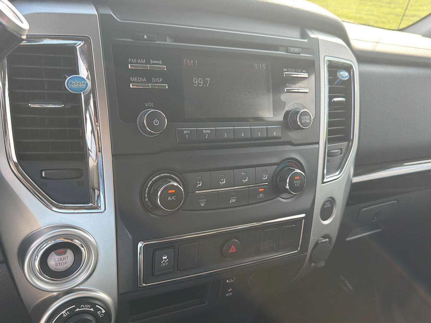Used 2017 Nissan Titan SV AWD/4WD image 23