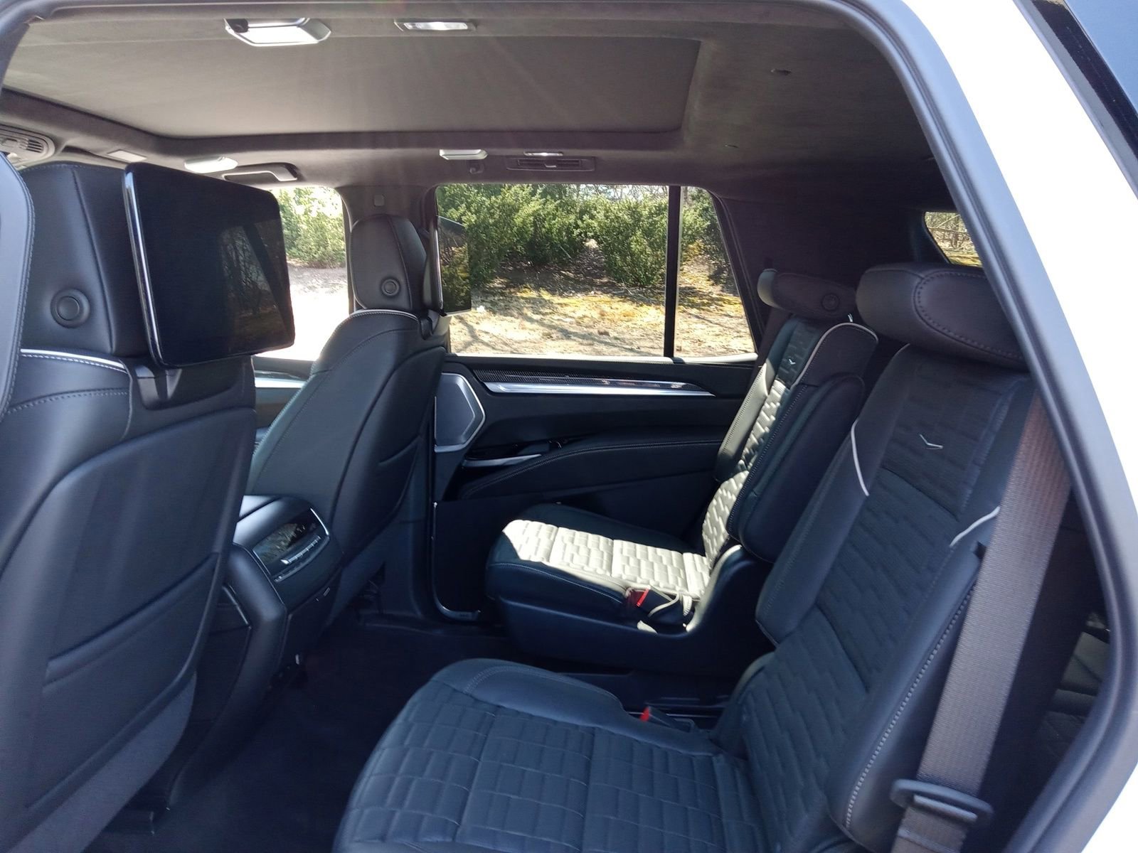 Used 2025 Cadillac Escalade V w/ LPO, ONYX Package image 25
