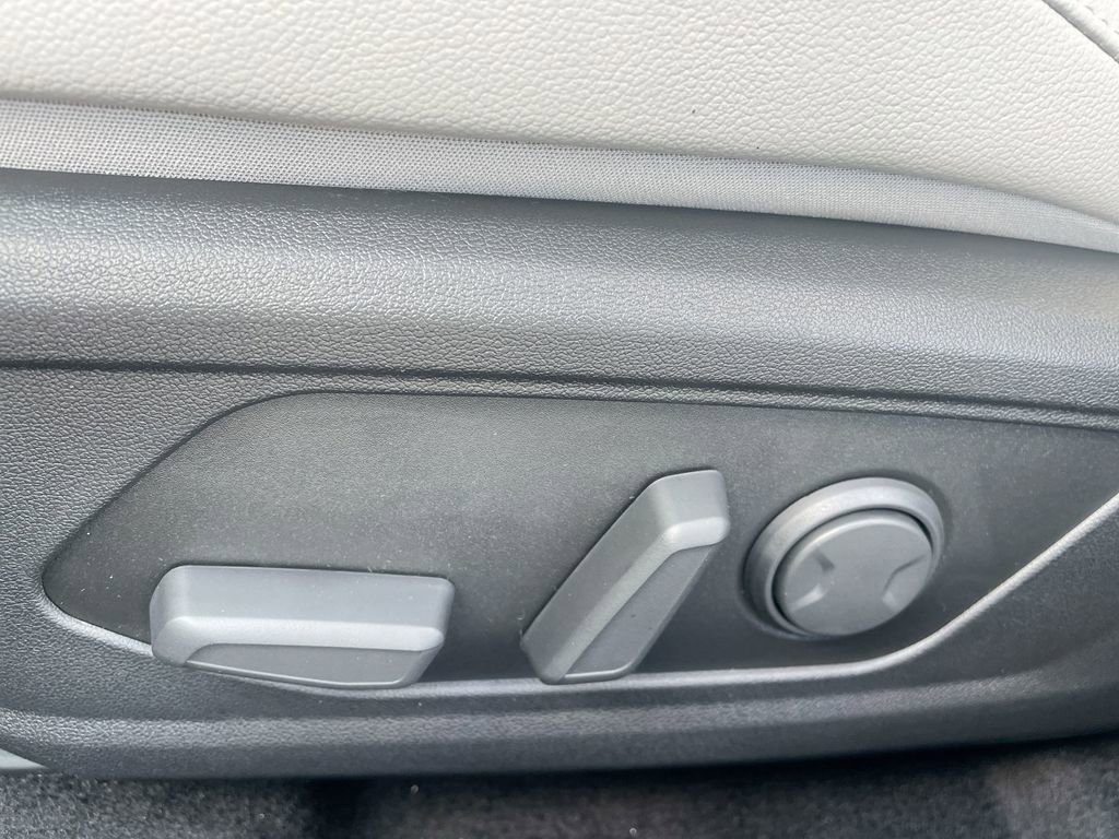 New 2025 Hyundai Elantra Limited image 37