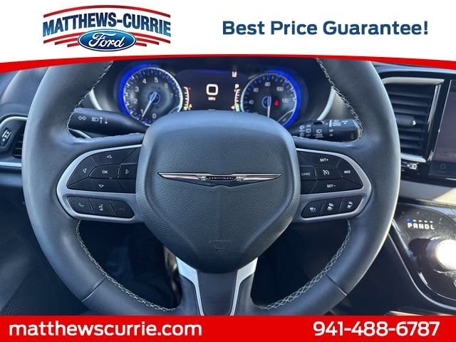 Used 2025 Chrysler Pacifica Select image 17