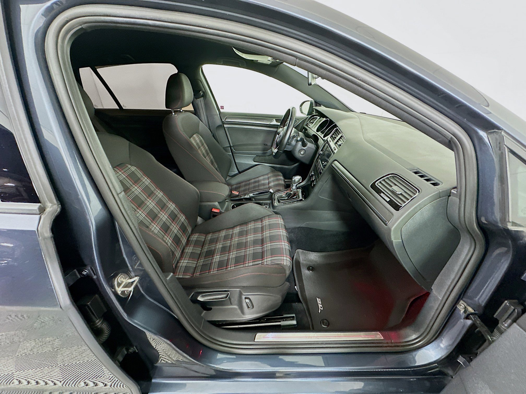 Used 2018 Volkswagen Golf S image 29