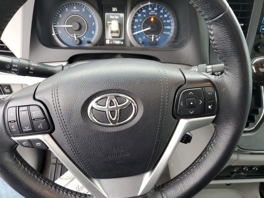 Used 2017 Toyota Sienna XLE Premium image 16