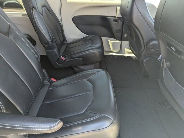 Used 2023 Chrysler Pacifica Touring-L FWD image 13
