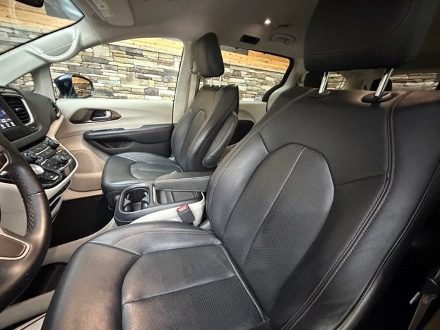 Used 2018 Chrysler Pacifica Touring-L FWD image 15
