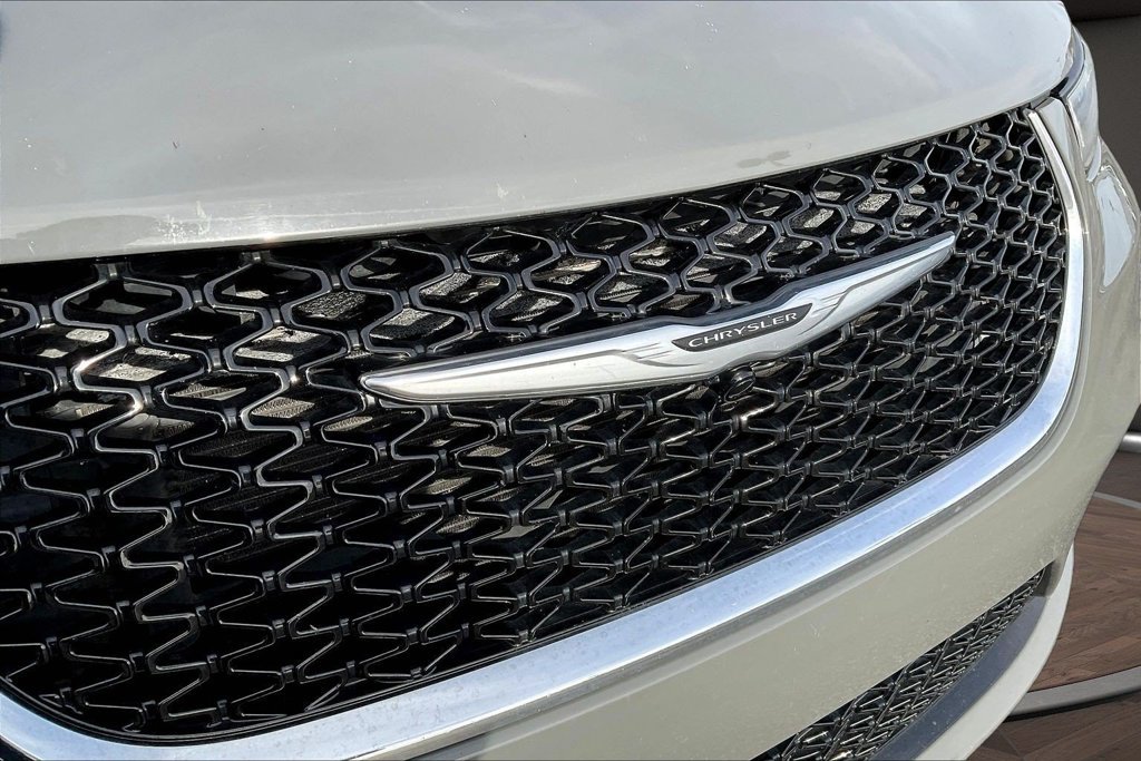 Used 2023 Chrysler Pacifica Touring-L FWD image 36