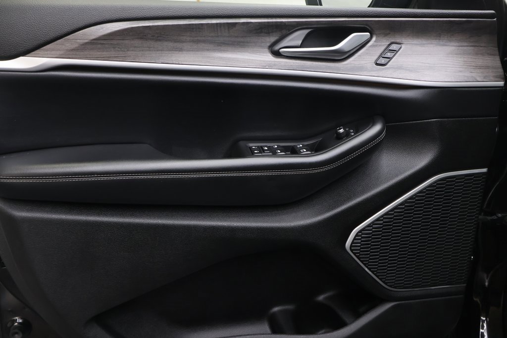 Used 2022 Jeep Grand Cherokee L Limited image 17