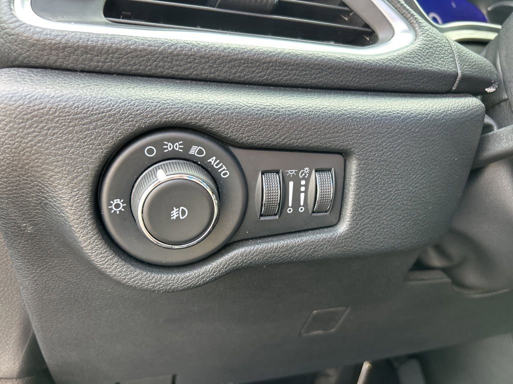 Used 2024 Chrysler Pacifica Premium FWD image 23