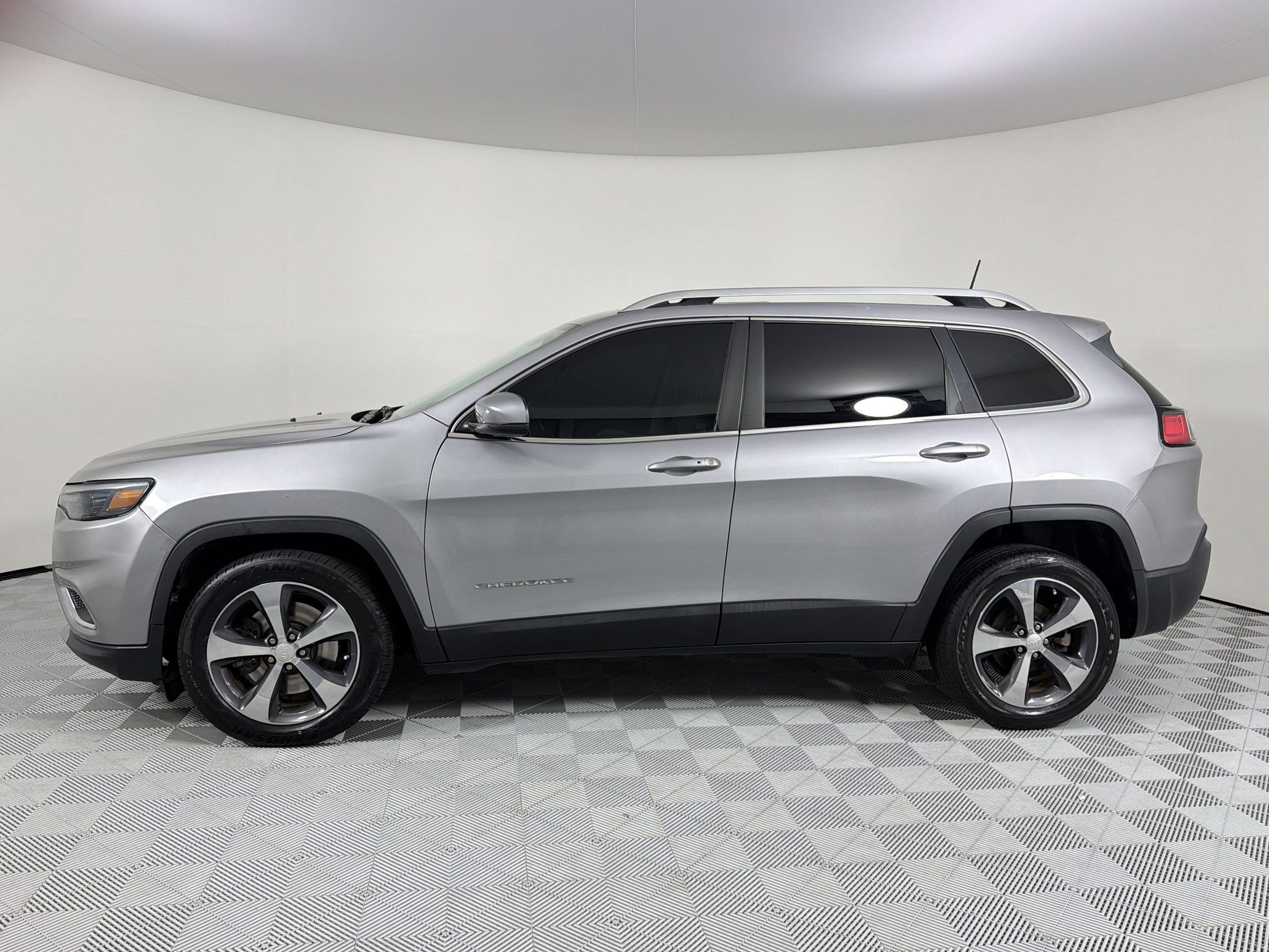Used 2019 Jeep Cherokee Limited FWD image 2