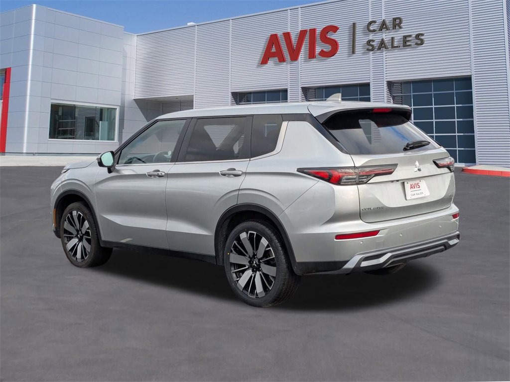 Used 2025 Mitsubishi Outlander SE image 3