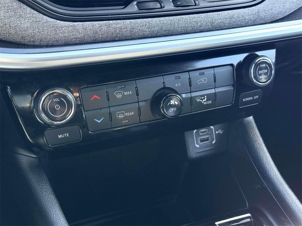 Used 2024 Jeep Compass Latitude image 23