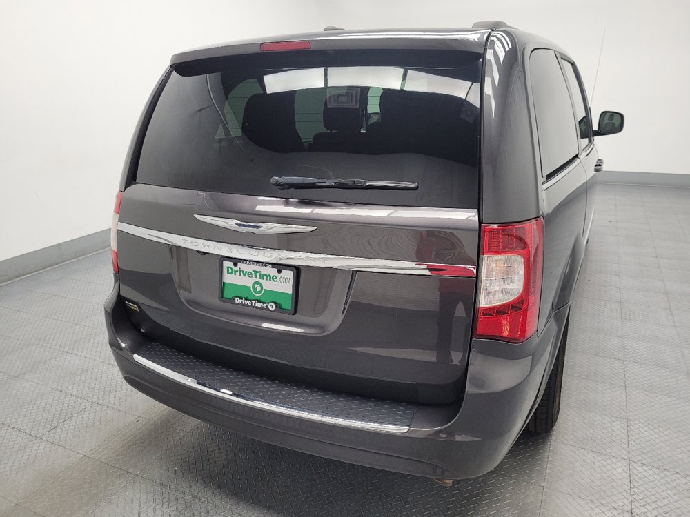 Used 2016 Chrysler Town & Country Touring FWD image 7