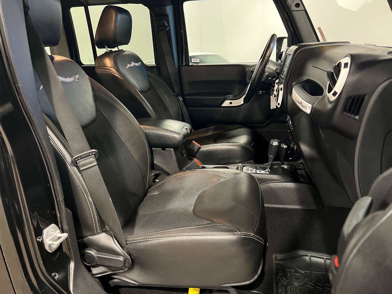 Used 2015 Jeep Wrangler Unlimited Sahara AWD/4WD image 31