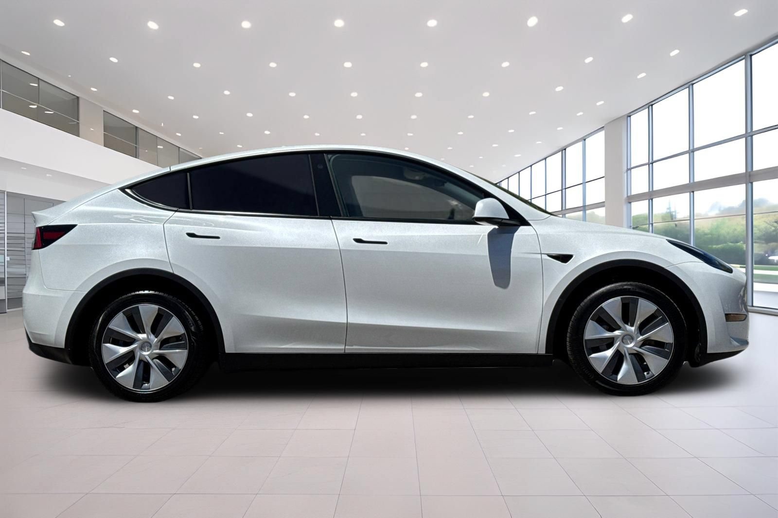 Used 2023 Tesla Model Y Long Range AWD/4WD image 3