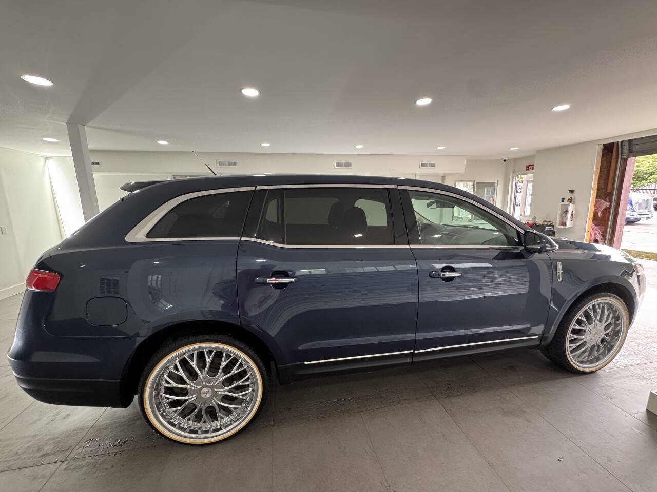 Used 2017 Lincoln MKT FWD image 7