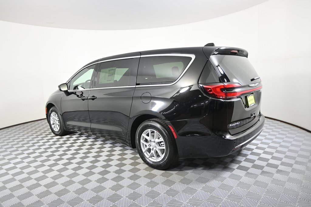 New 2026 Chrysler Pacifica Select image 4