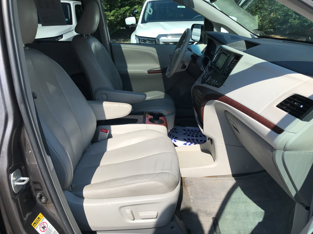 Used 2013 Toyota Sienna XLE w/ Entertainment Pkg FWD image 32