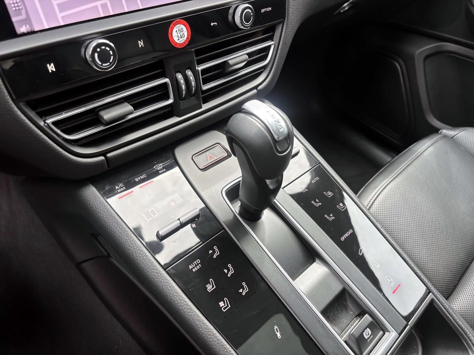Used 2025 Porsche Macan Turbo AWD/4WD image 35