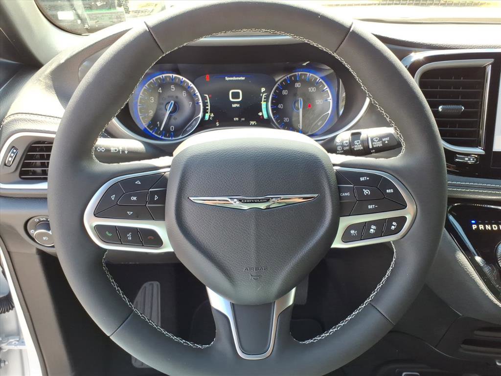 New 2026 Chrysler Pacifica Select image 11
