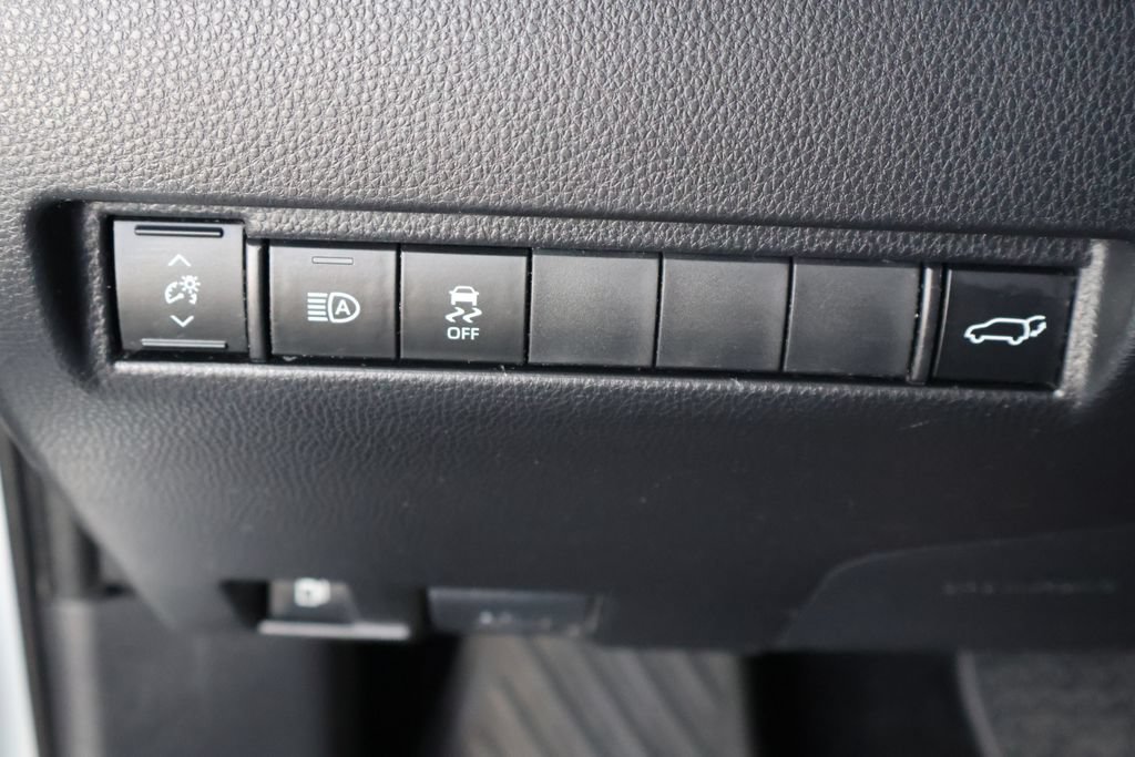 Used 2023 Toyota Venza LE AWD/4WD image 24