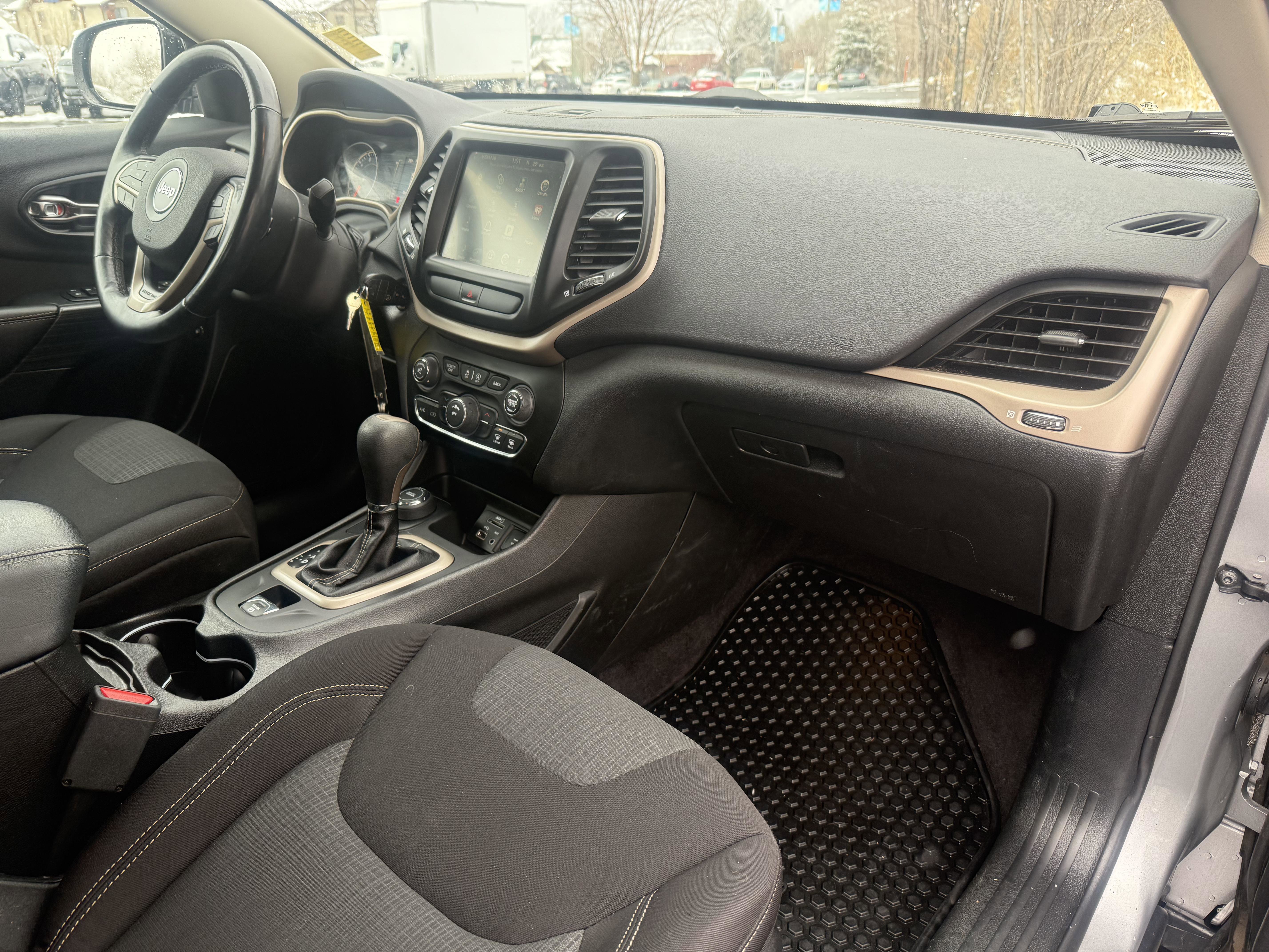 Used 2017 Jeep Cherokee Latitude w/ Cold Weather Group image 43