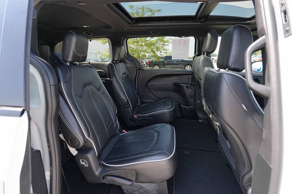 Used 2025 Chrysler Pacifica Limited FWD image 23