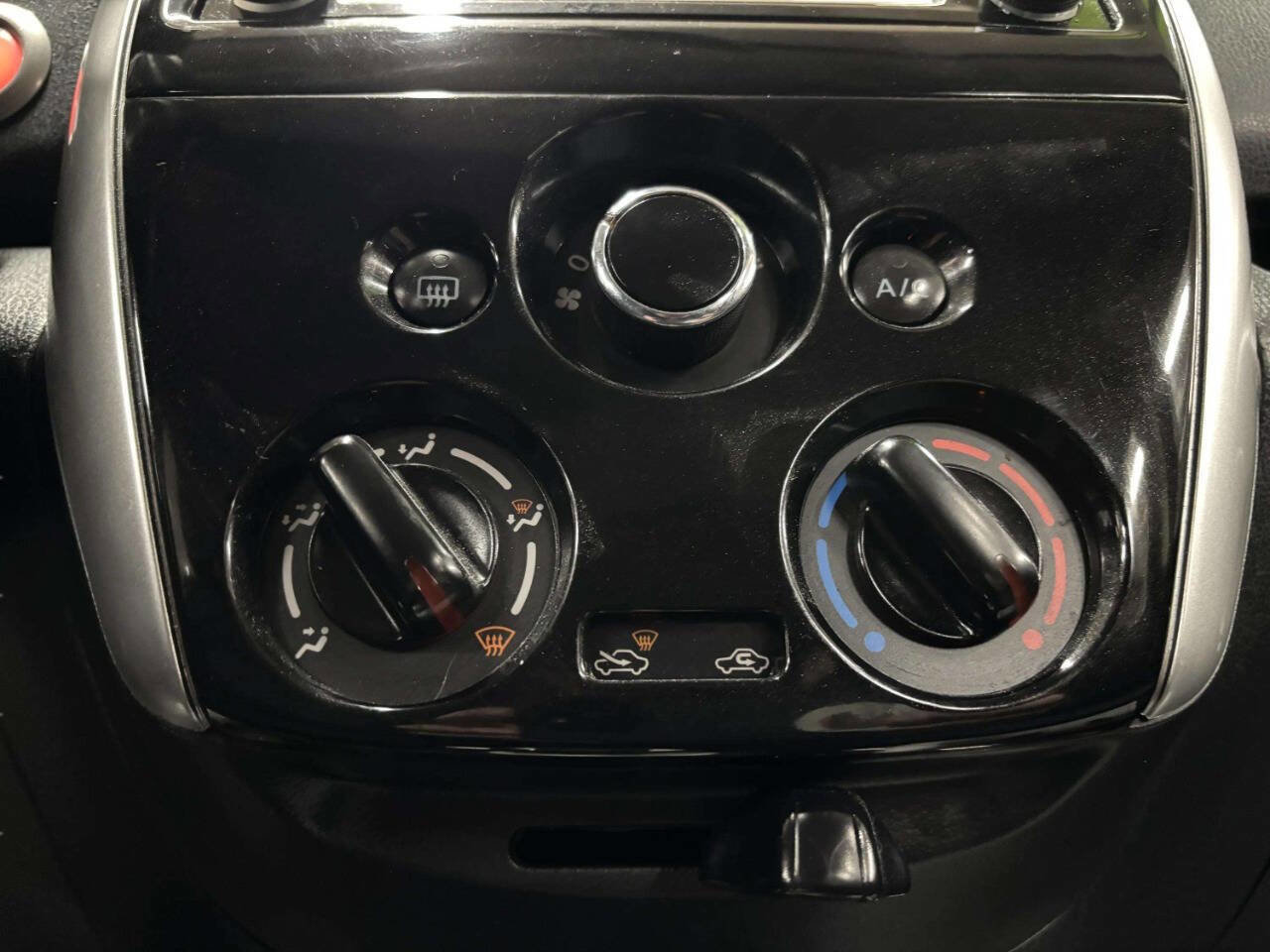 Used 2015 Nissan Versa Note SV image 24