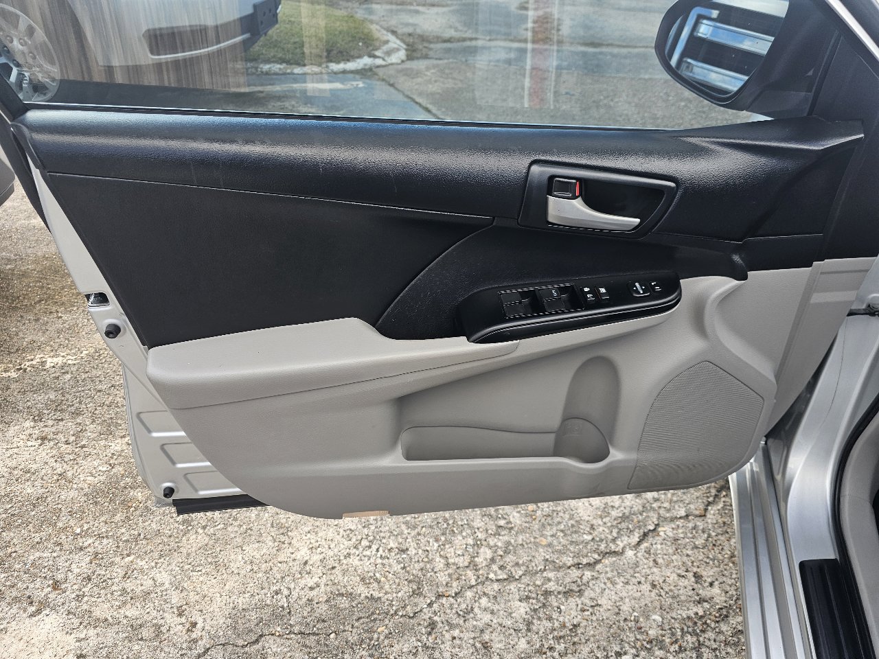 Used 2014 Toyota Camry L image 14