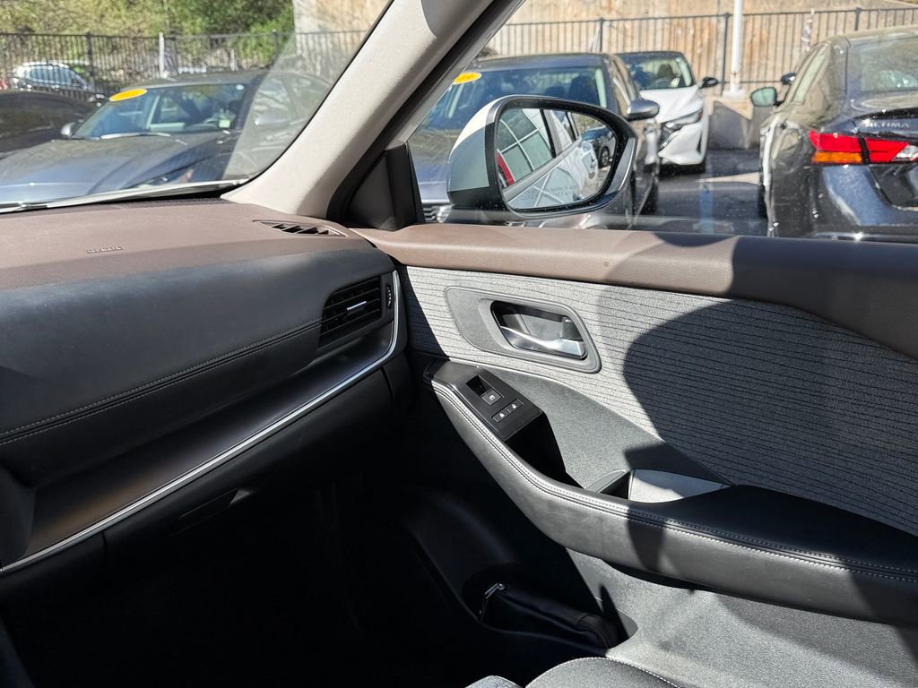 Used 2023 Nissan Rogue SV AWD/4WD image 16