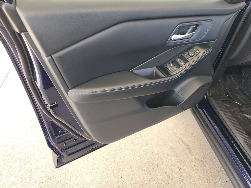 Used 2025 Nissan Rogue SV FWD image 28