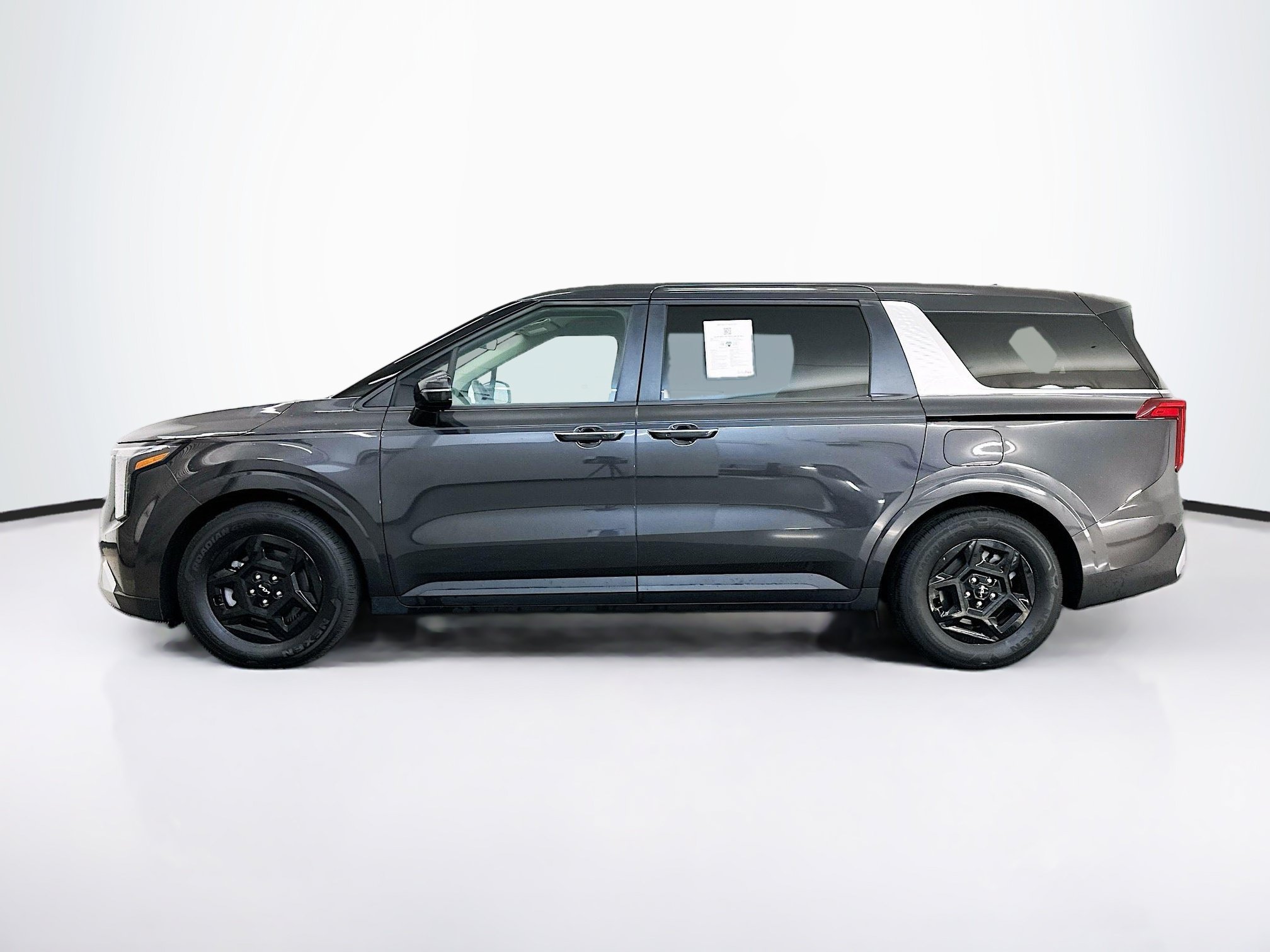 Used 2026 Kia Carnival FWD image 4