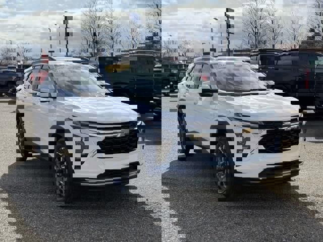 Used 2025 Chevrolet Trax LT FWD image 4