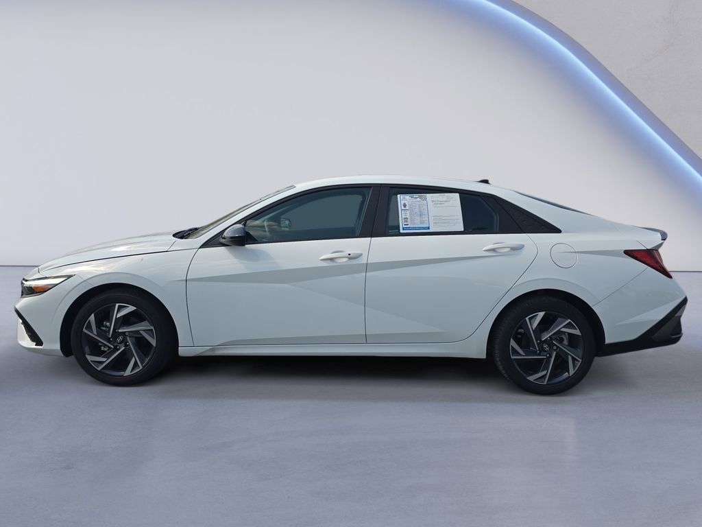 Used 2025 Hyundai Elantra Sport image 2