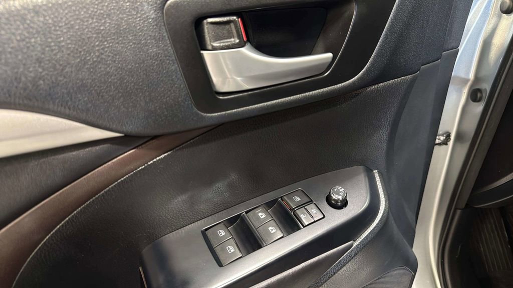 Used 2017 Toyota Highlander XLE AWD/4WD image 22
