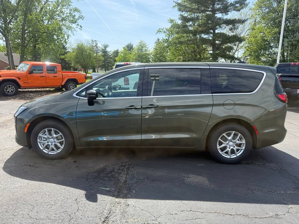 New 2027 Chrysler Pacifica Select FWD image 9