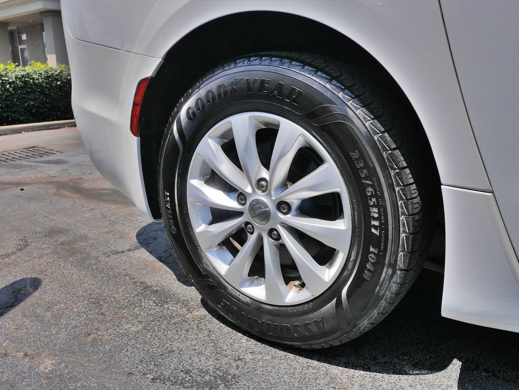 Used 2019 Chrysler Pacifica Touring-L FWD image 9