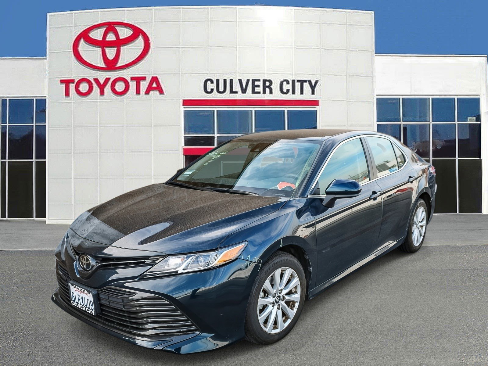 Used 2019 Toyota Camry LE image 1