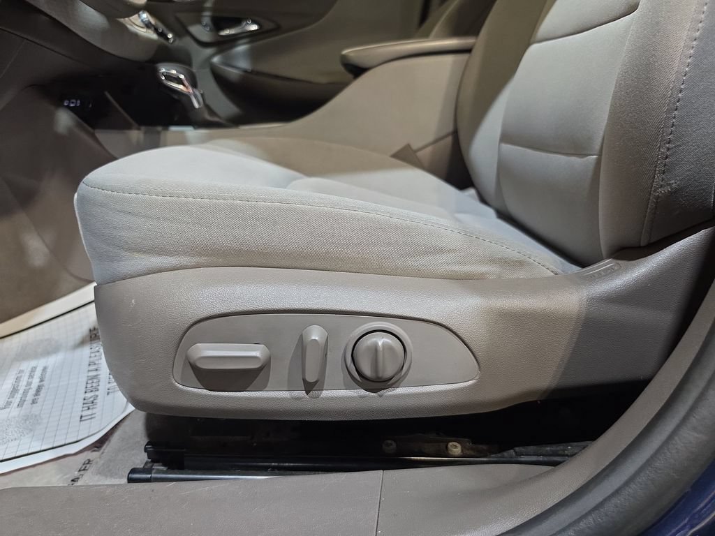 Used 2021 Chevrolet Malibu LT FWD image 14