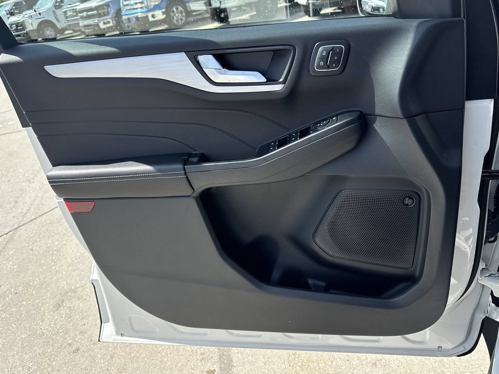 New 2025 Ford Escape SE w/ PHEV Premium Package FWD image 38